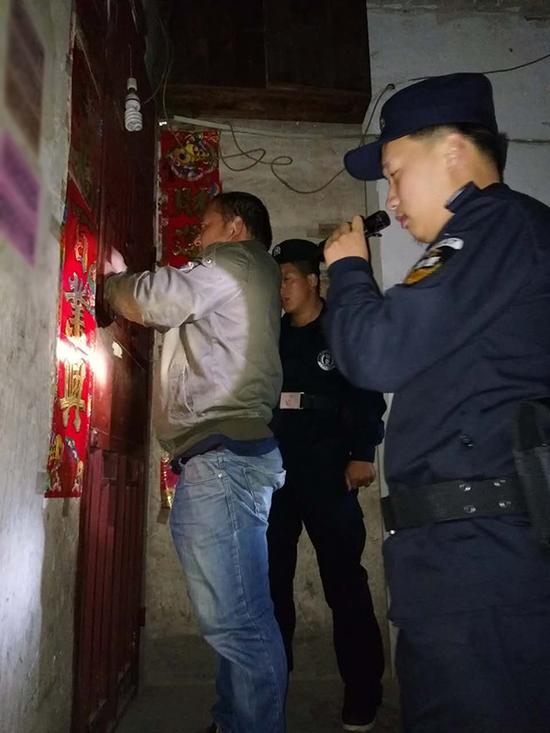 新桥镇粗心妈妈误将幼女锁家中 民警全城寻开锁师傅开门